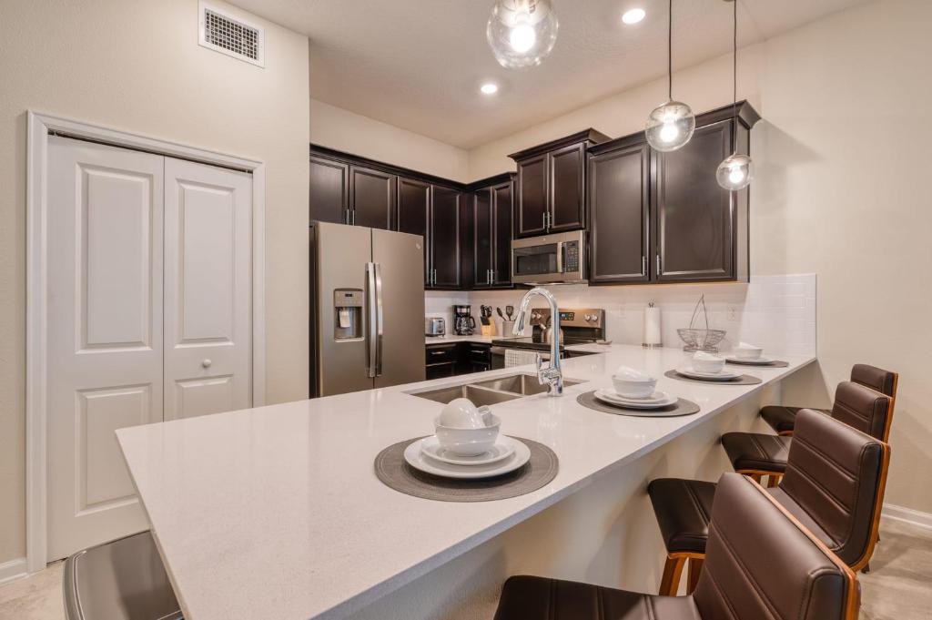 Super chic and modern 2 Bedroom Condo near to Disney - image 4