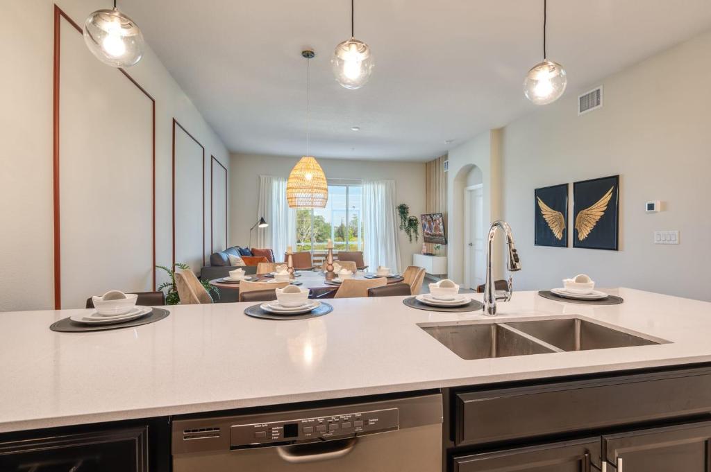 Super chic and modern 2 Bedroom Condo near to Disney - image 6