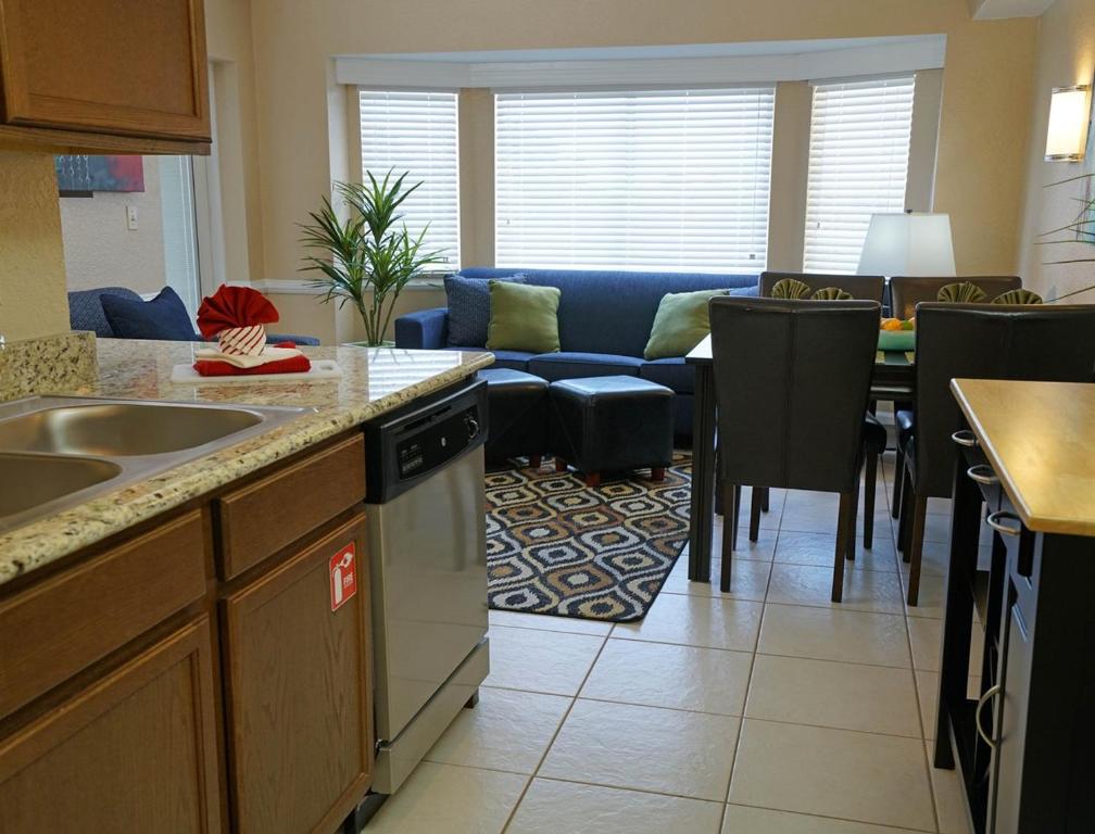 Immaculate and Convenient Villa in Sunny Kissimmee - One Bedroom #1 - image 2