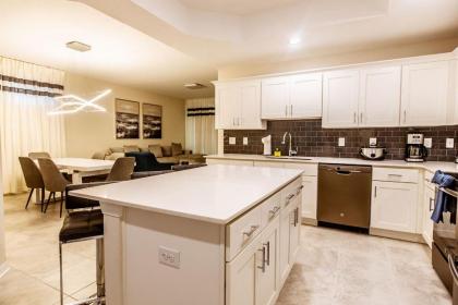 Beautiful New 3-Bed 2-Bath Condo in Storey Lake Resort - image 3