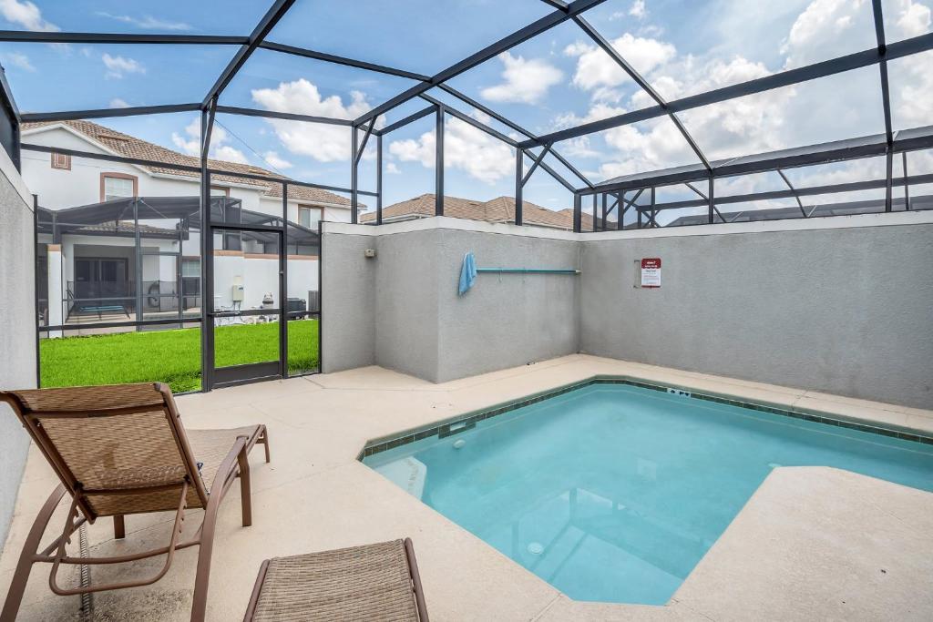 Spacious and Luxurious Home With Splash Pool Close to Disney #4ST804 - image 2