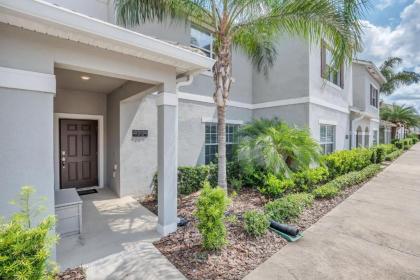 Spacious and Luxurious Home With Splash Pool Close to Disney #4ST804 - image 3