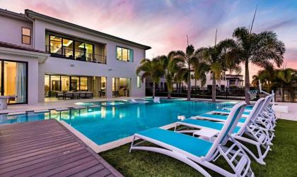 Luxury Villa on Reunion Resort and Spa with a Private Pool Orlando Mansion 4618 - image 1