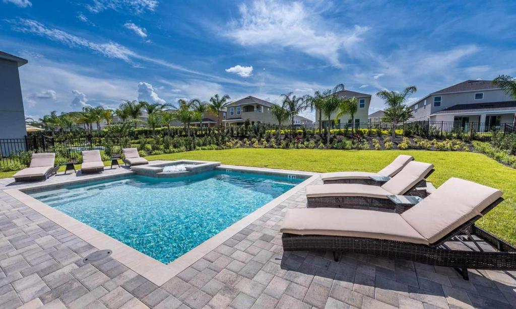 Rent the Perfect 6 Bedroom Villa on Encore Resort at Reunion Orlando Villa 4390 - image 3