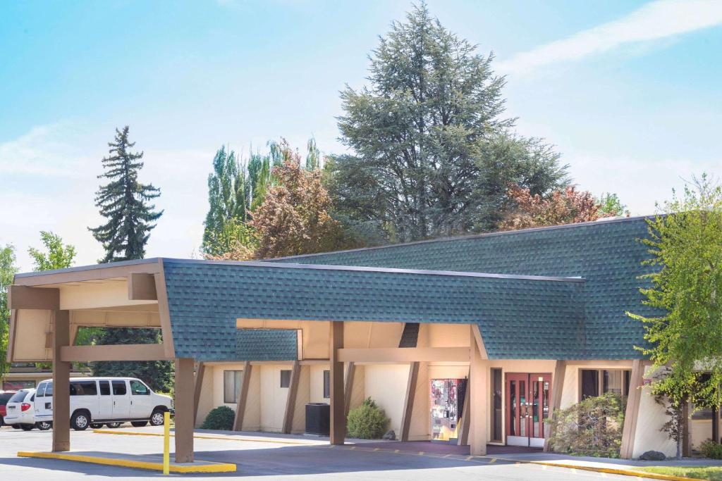 Days Inn by Wyndham Klamath Falls - main image