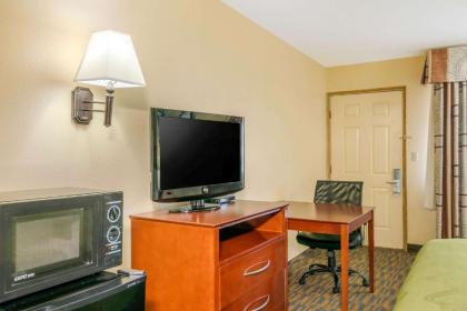 Quality Inn - image 15