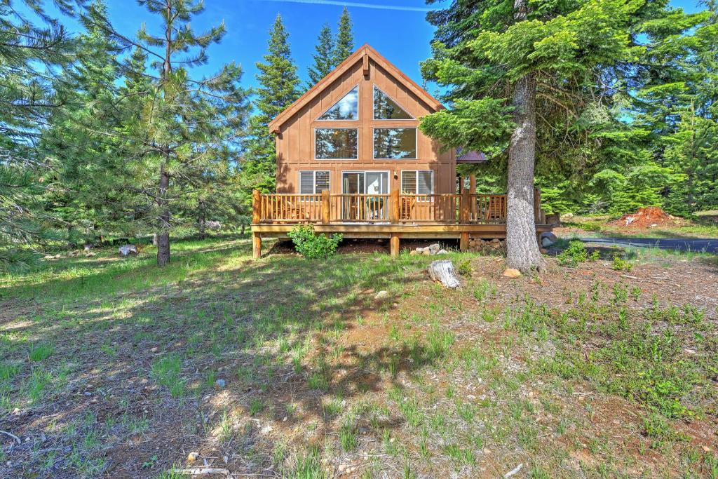 Bright Klamath Falls Cabin with Deck and Mtn Views! - main image