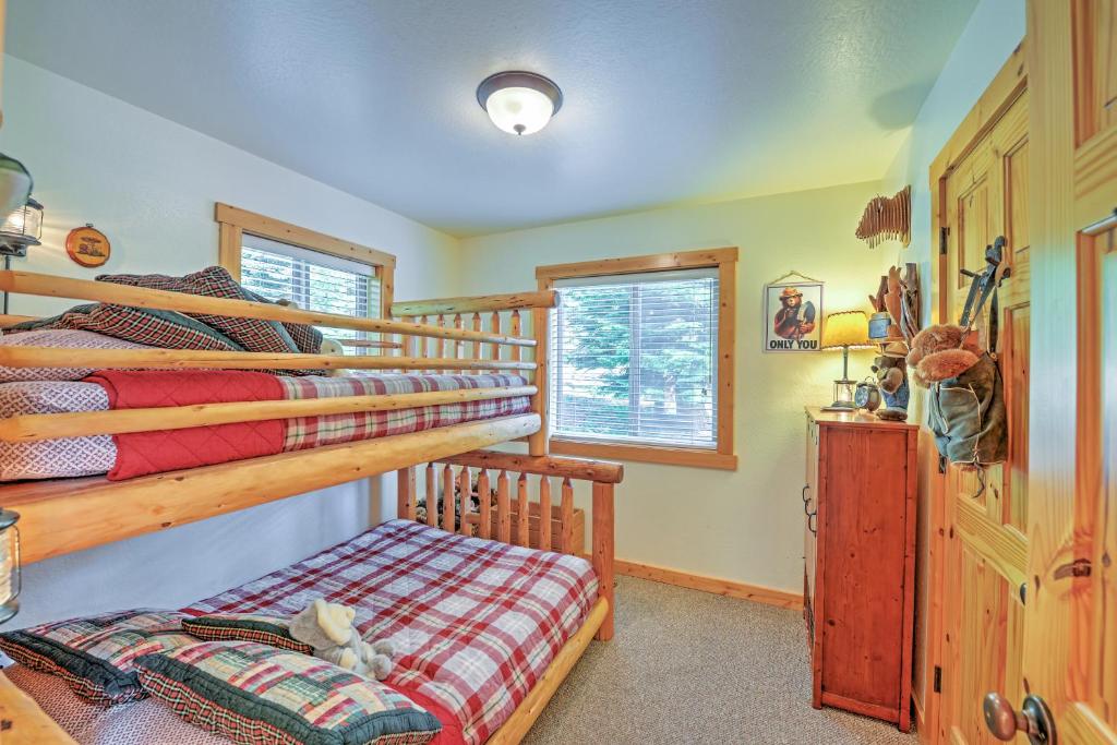 Bright Klamath Falls Cabin with Deck and Mtn Views! - image 3