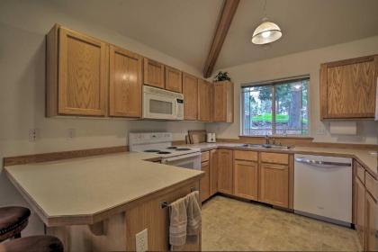 Airy Resort-Style Klamath Falls Townhome with Deck! - image 7