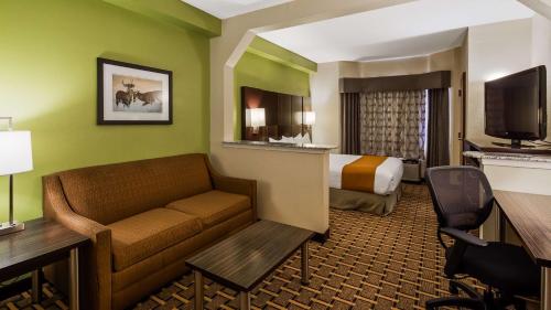 Best Western Knoxville Suites - Downtown - image 2