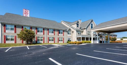 Red Roof Inn & Suites Knoxville East - image 3