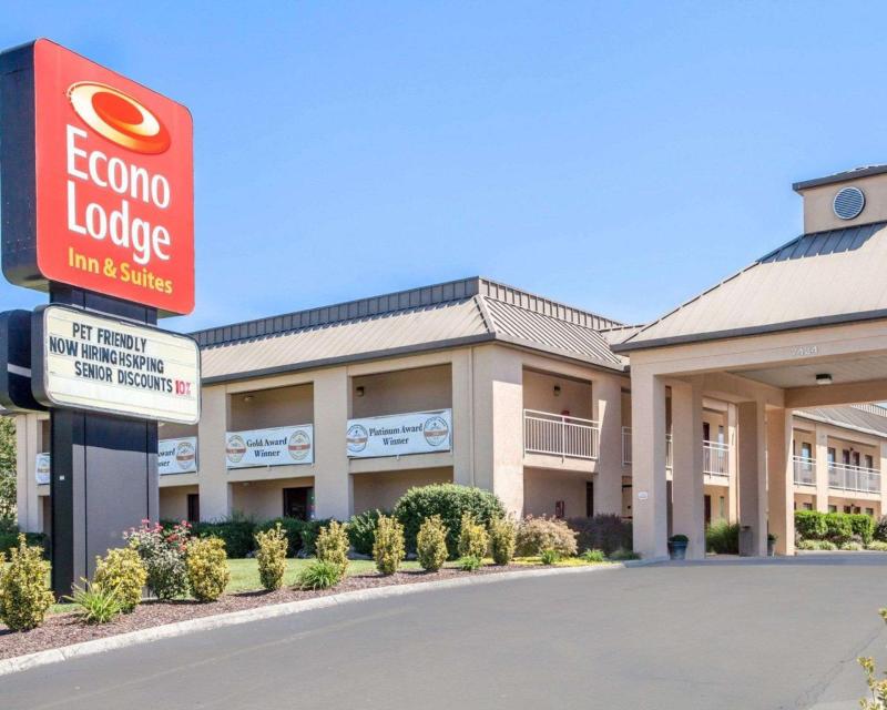 Econo Lodge Inn And Suites East - main image