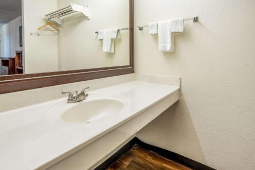 Econo Lodge Knoxville - image 2