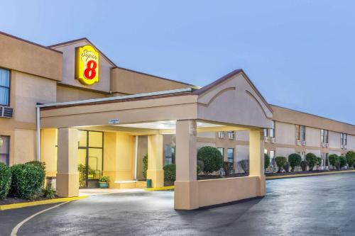 Super 8 by Wyndham Knoxville Downtown Area - image 3