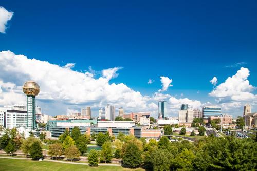 Hampton Inn & Suites Knoxville-Downtown - image 2