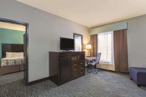 La Quinta by Wyndham Knoxville East - image 2