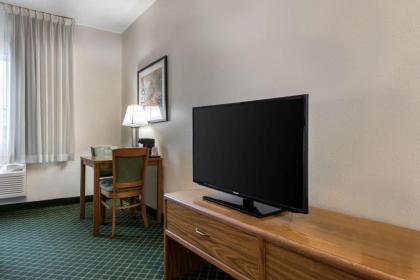 Quality Inn & Suites - image 9