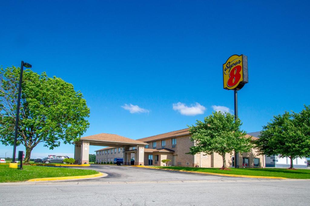 Super 8 by Wyndham Kokomo - main image