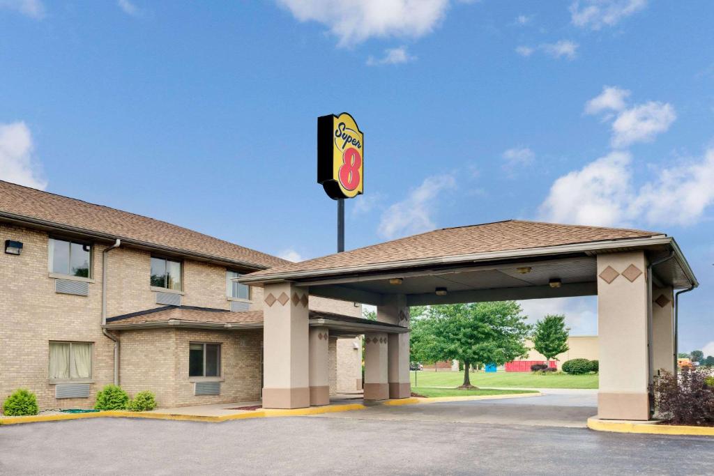 Super 8 by Wyndham Kokomo - image 3