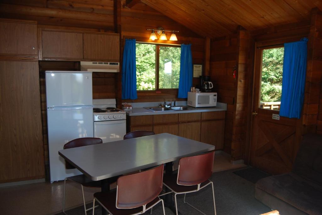 La Conner Camping Resort Deluxe Cabin 5 - image 4