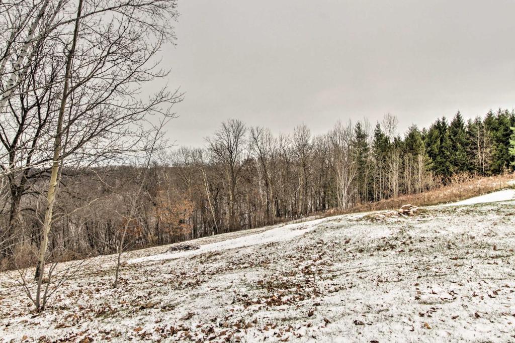 Rural La Crescent Home with Views on Minnesota Bluffs - image 2