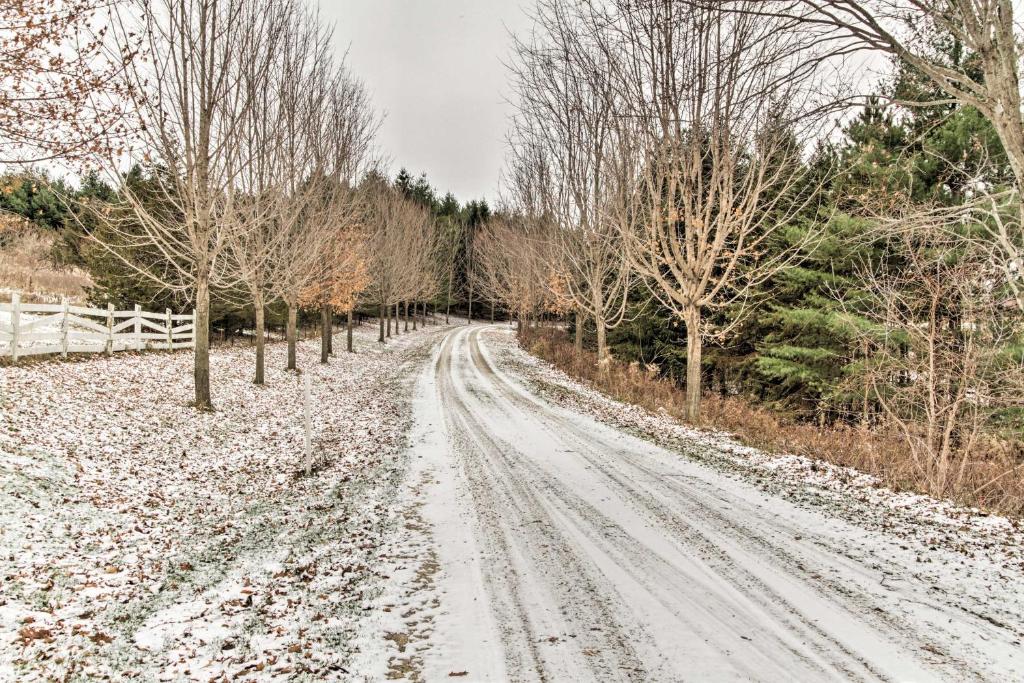 Rural La Crescent Home with Views on Minnesota Bluffs - image 6