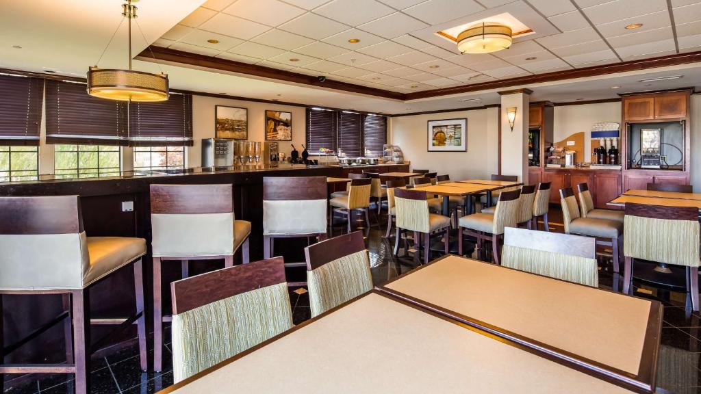 Best Western Plus South Hill Inn - image 7