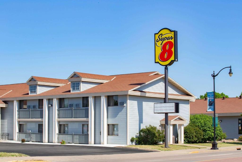 Super 8 by Wyndham La Crosse - main image