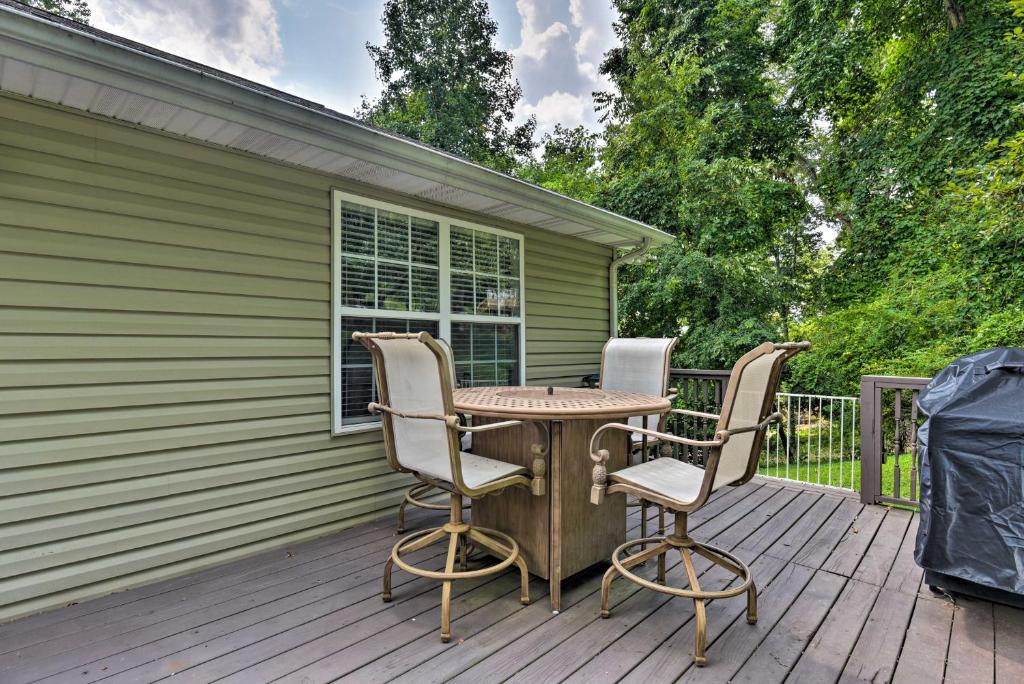 Duplex with Deck 30-Foot Boat Slip and Lake Views! - image 3