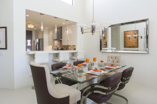 Designer Palm Springs Condo - image 2