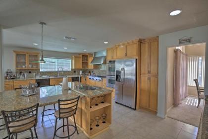 La Quinta Home Big Kitchen Walk to Tennis Garden - image 7