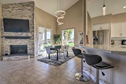 Chic Retreat on Golf Course with Mountain Views - image 7