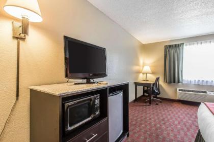 Quality Inn & Suites La Vergne - image 7