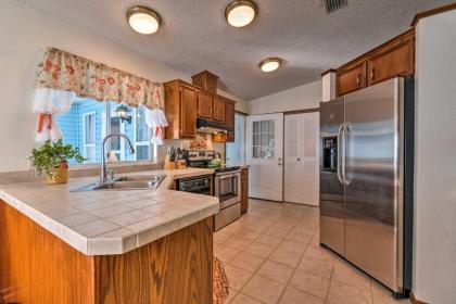 Lovely Updated Home with Community Amenities and Lanai! - image 10