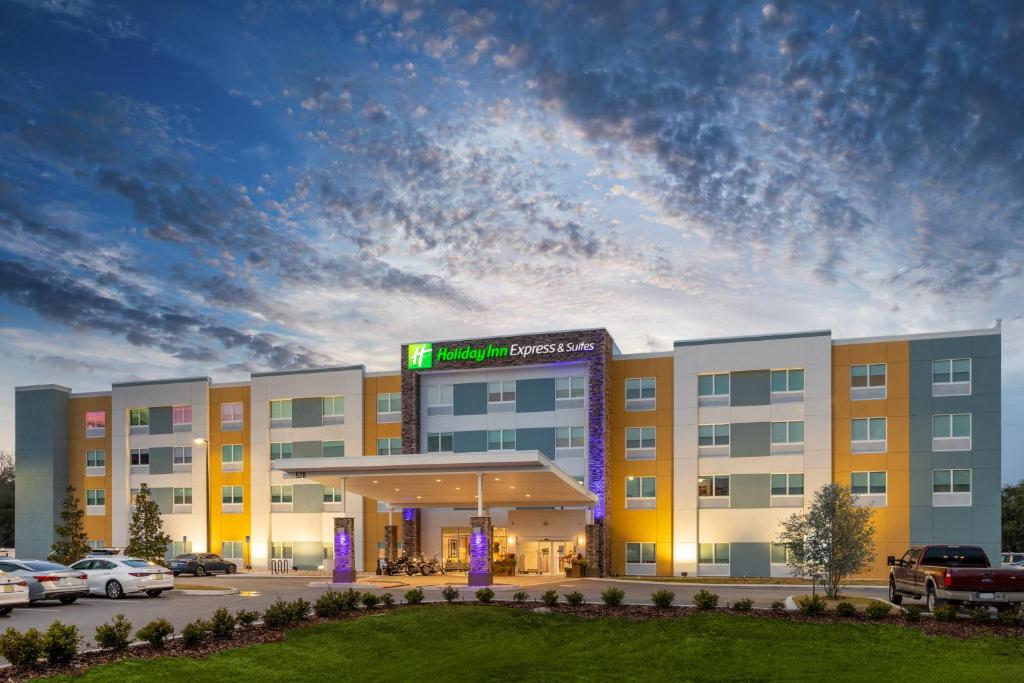 Holiday Inn Express and Suites Wildwood The Villages - main image