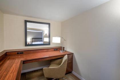 Hampton Inn Lafayette - image 14