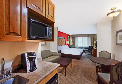 Holiday Inn Express Hotel & Suites Lafayette South an IHG Hotel - image 5