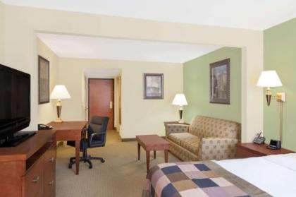 Wingate by Wyndham Lafayette Airport - image 4