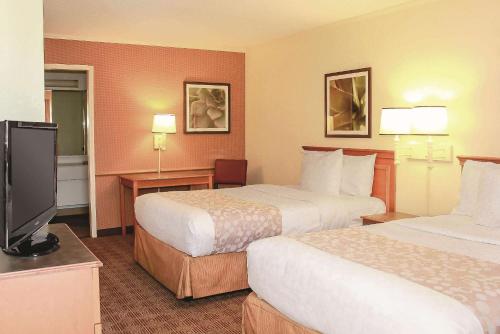 La Quinta Inn & Suites by Wyndham Lafayette North - image 3