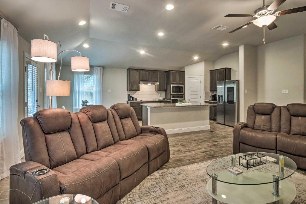 Bright Lago Vista Home - Walk to Lake Travis! - image 4