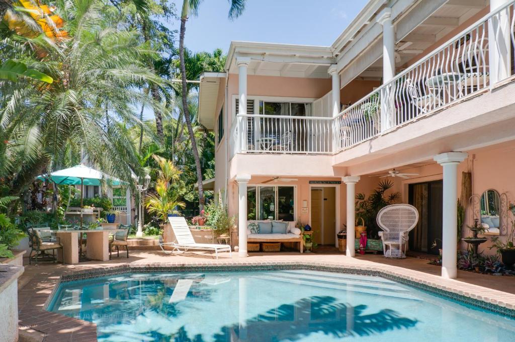 Old Lahaina House-Walk to town & beach! - main image