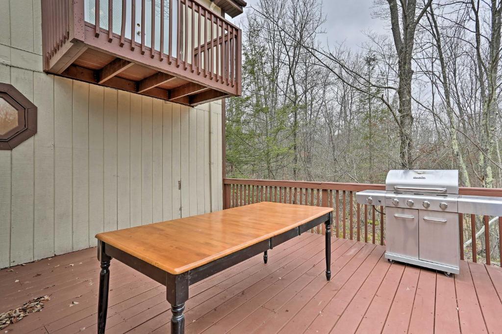 Pocono Mountain Retreat with Deck and Pool Access! - image 6