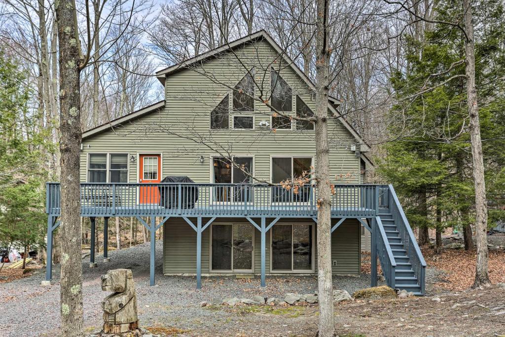 Peaceful Poconos Cabin with Lake Access and Views - main image