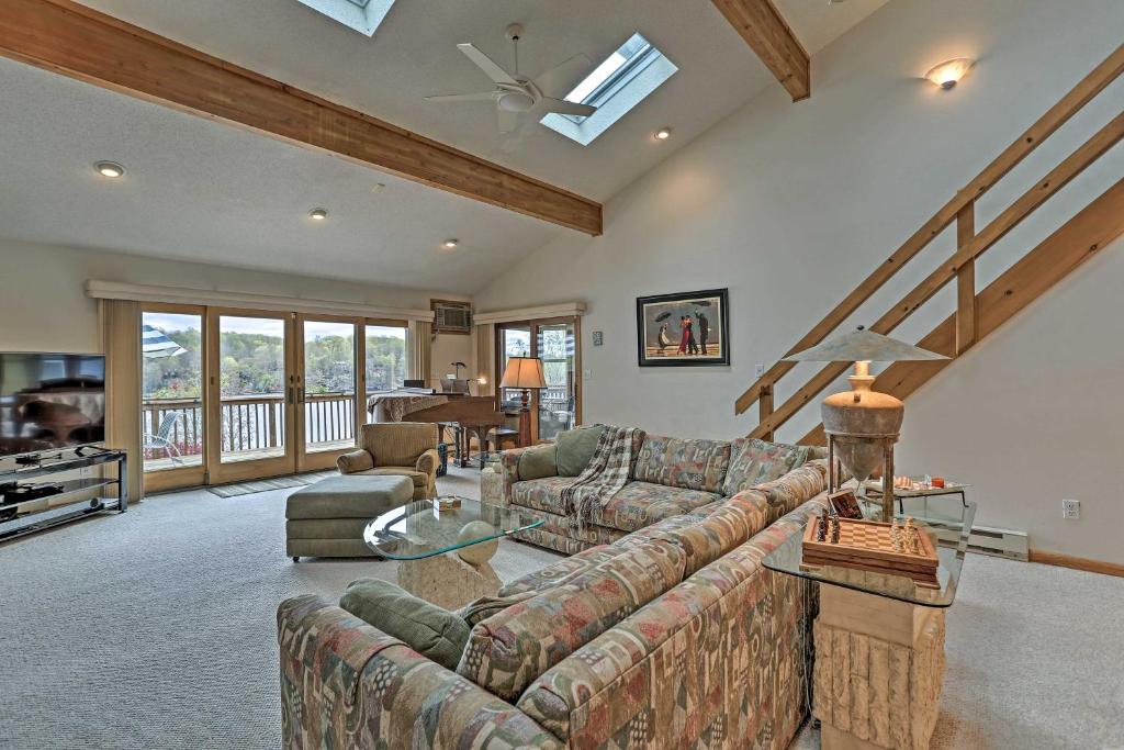 Grand Lakefront Home with Dock in The Hideout! - image 2