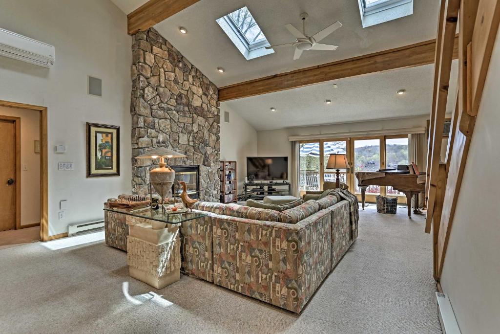 Grand Lakefront Home with Dock in The Hideout! - image 4