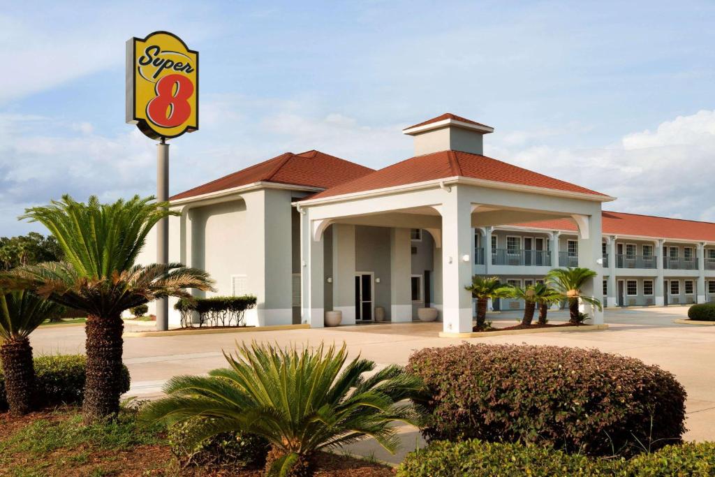 Super 8 by Wyndham Lake Charles Northeast - main image