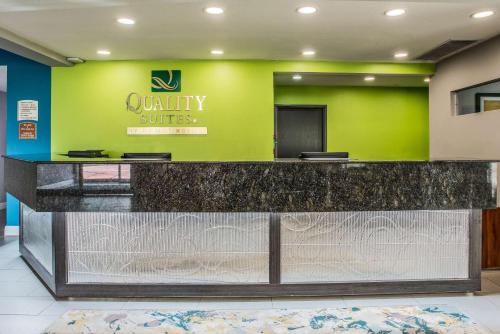 Quality Suites Downtown Convention Center - image 2