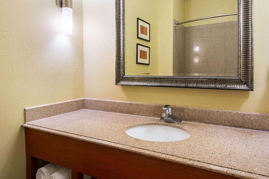 Comfort Suites Lake Charles - image 2