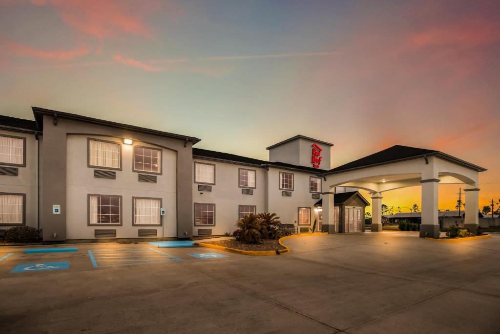 Red Roof Inn & Suites Lake Charles - image 6