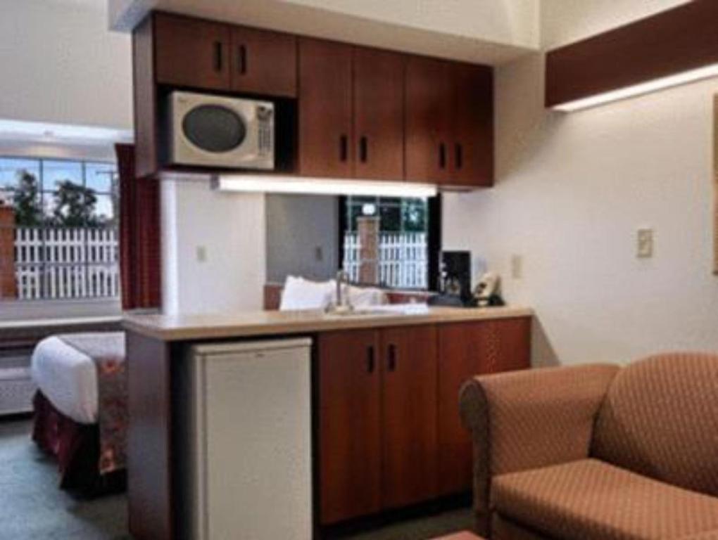 Americas Best Value Inn and Suites Lake Charles - image 2